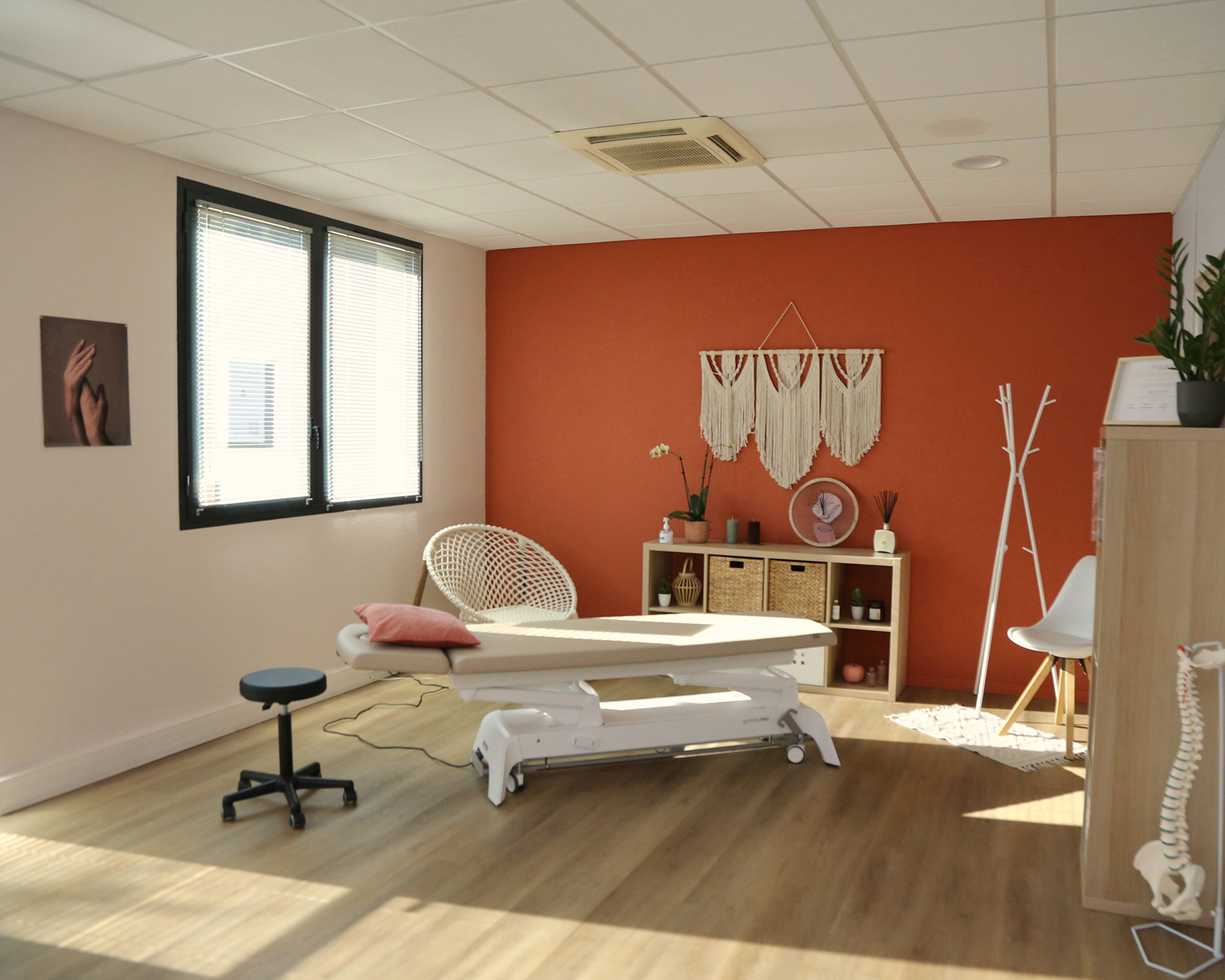 Photo en grand angle du cabinet. 